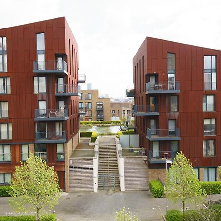 Stylish Surrey Quays Apartment - 10 Mins From Station ロンドン エクステリア 写真