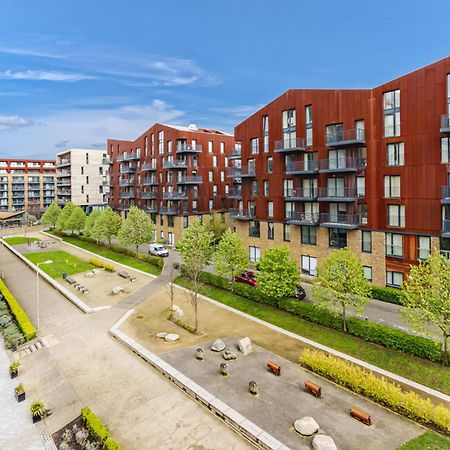 Stylish Surrey Quays Apartment - 10 Mins From Station ロンドン エクステリア 写真