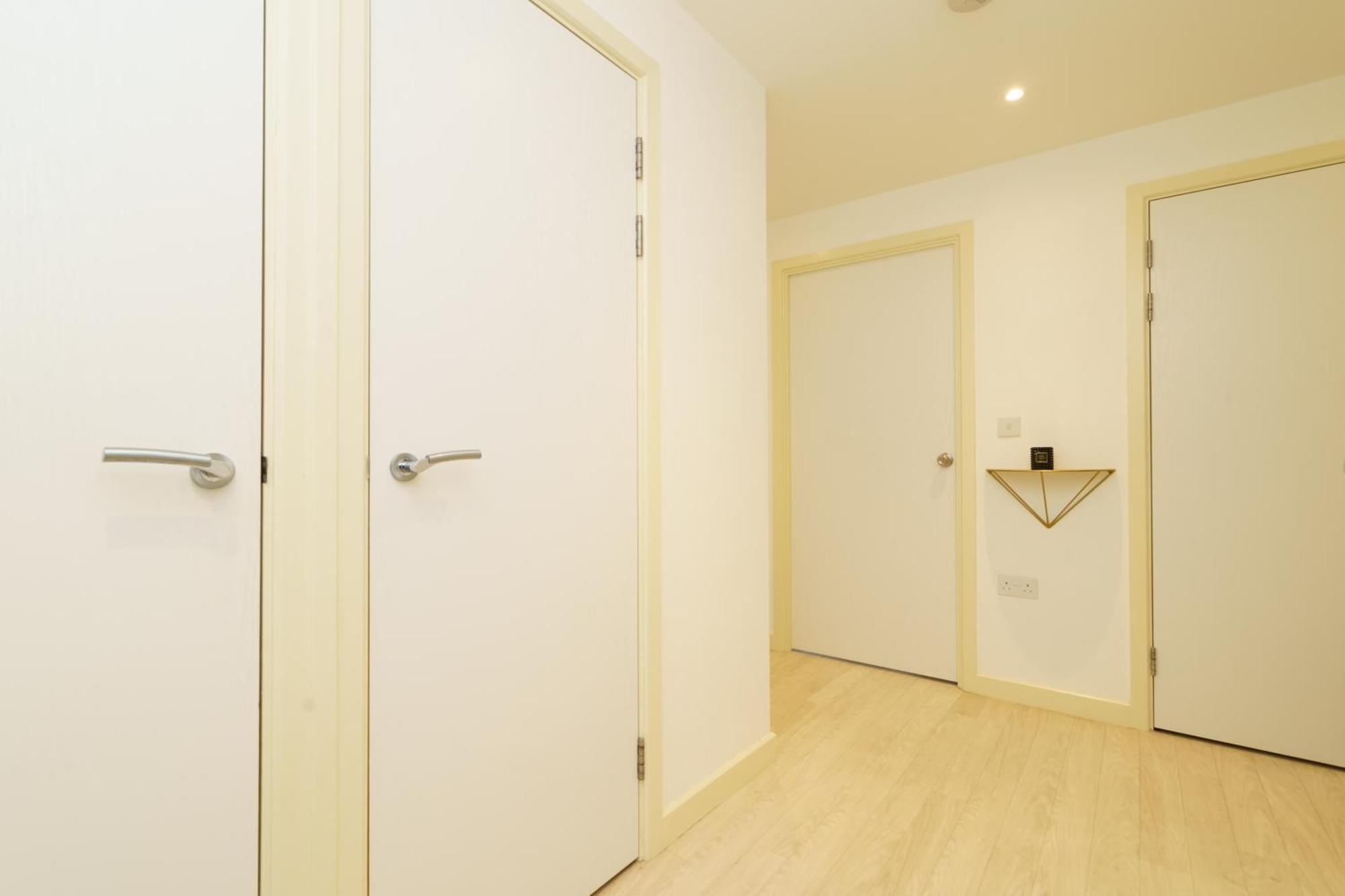 Stylish Surrey Quays Apartment - 10 Mins From Station ロンドン エクステリア 写真